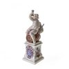 Putti auf einem Weinfass mit Traube. Porzellan, farbig staffiert. Gemarkt. Nymphenburg. H. 17,3 cm.