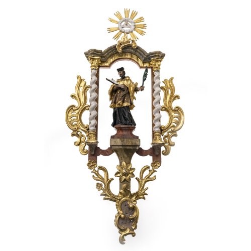 Hl. Johannes Nepomuk. Süddeutsch, 19. Jh. Holz, geschnitzt, übergangene Fassung. 85 x 43 cm.