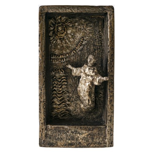 Stadler, Christine. Bronze-Relief. Darstellung des Sonnengesangs des Hl. Franziskus. 29 x 16 x 6 cm. Auf Unterseite monogr.