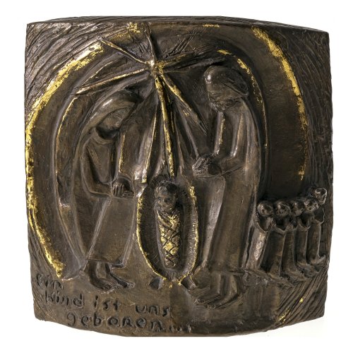 Rochelle, Ima. Bronze-Relief, braun-grau patiniert, teilweise vergoldet. Rechteckige Platte, konvex gewölbt. Darstellung der Hl. Familie mit Assistenzfiguren. Schriftzug 