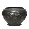 China, 19. Jh. Cachepot, Kupfer. Mit dreidimensionalem Drachen, der sich um den Topf schlingelt. H. 31 cm, ø 32 cm. Besch.