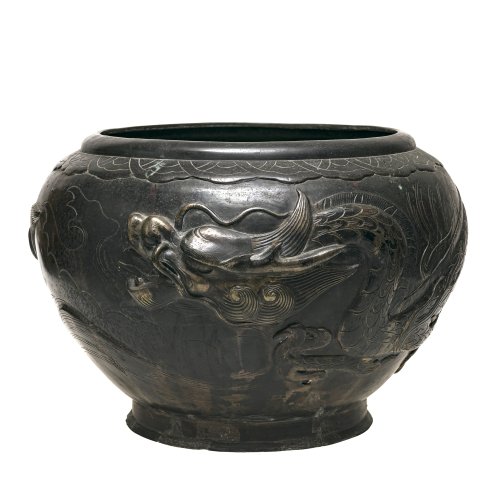 China, 19. Jh. Cachepot, Kupfer. Mit dreidimensionalem Drachen, der sich um den Topf schlingelt. H. 31 cm, ø 32 cm. Besch.