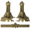 Ein Paar Kaminböcke mit Verbindungssteg. Frankreich, um 1840. Bronze, mit neobarocken Elementen. H. je. 46-47 cm, Steg L. 87 cm. Alterungsspuren.