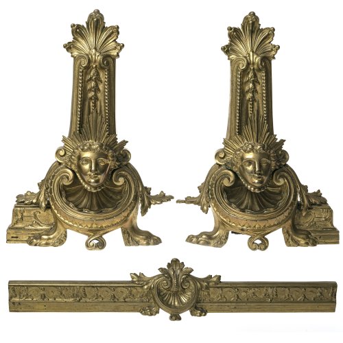 Ein Paar Kaminböcke mit Verbindungssteg. Frankreich, um 1840. Bronze, mit neobarocken Elementen. H. je. 46-47 cm, Steg L. 87 cm. Alterungsspuren.