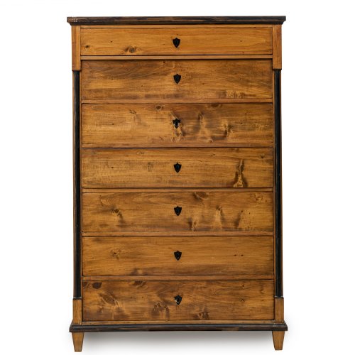 Deutsch, 19. Jh. Biedermeier Chiffoniere, Kirschbaum furniert. 160 x 103,5 x 50 cm. Sechs große Schubfächer, ein kleineres. Mit Schlüssel. Rest., besch.