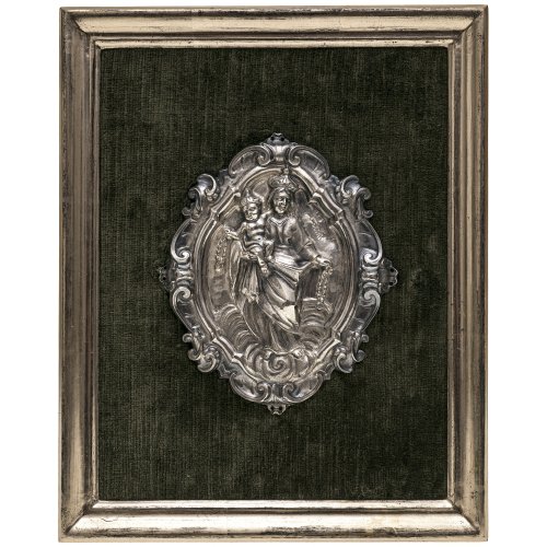 Medaillonbeschlag. Süddt., 18./19. Jh. Reliefbild der Mutter Gottes mit Kind. Silber, punziert. 14,5 x 12,5 cm.