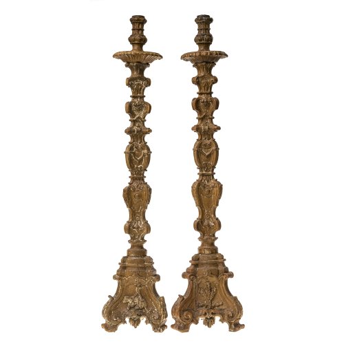 Süddt., 18./19. Jh. Zwei Kerzenleuchter, Holz geschnitzt. Fassungsreste. H. ca. 111 und 114 cm. Best.