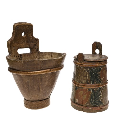 19./20. Jh. Ein Vorratsgefäß (Daube) und eine Bütte. Daubengefäß mit Farbbemalung. H. 34,5 cm. Best. und Alterungsspuren. Bütte aus Holz mit Dat. 1934. H. 43,5 cm. Besch., Alterungsspuren.