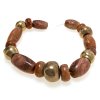 Achat- und Goldblechperlen. Kolumbien, Tairona-Kultur. Zwölf Achatperlen (verschiedene Größen) und fünf tonnenförmige bis sphärische Goldblechperlen.