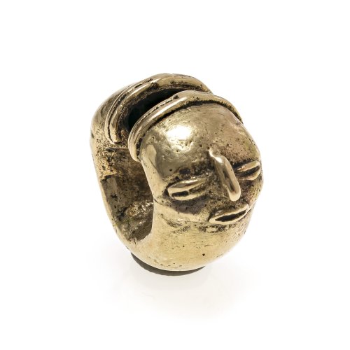Kolumbien, Tairona-Kultur. Nasenring mit zwei stilisierten Gesichtern. Gold-Kupferlegierung, gen. Tumbaga. B. 2,5 cm.