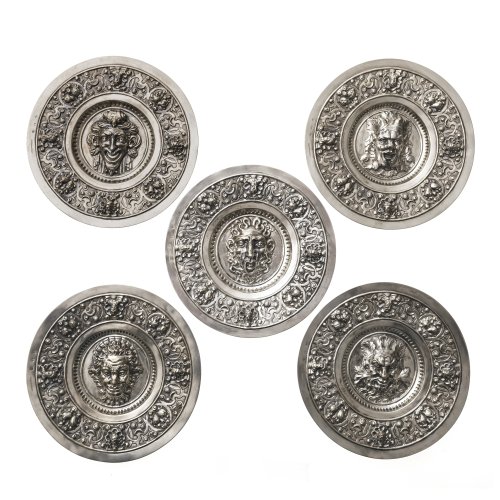 Satz von fünf Schautellern. Wohl Hanau, Renaissancestil. Silber, reliefierter Maskarondekor. Je ø 19 cm.