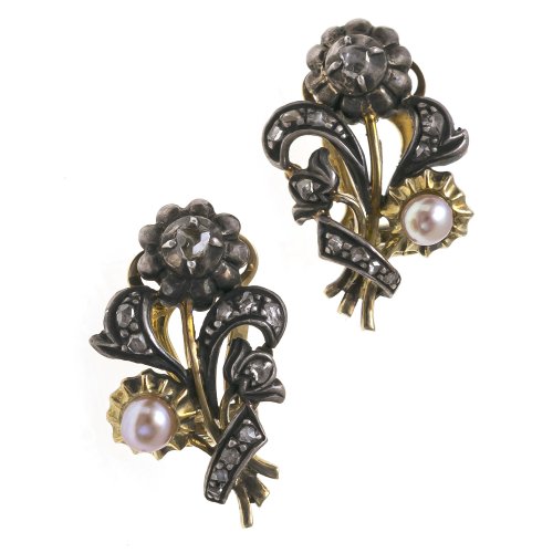 Ein Paar Ohrclips. Blütenstängel mit Perle. L. 2,4 cm.