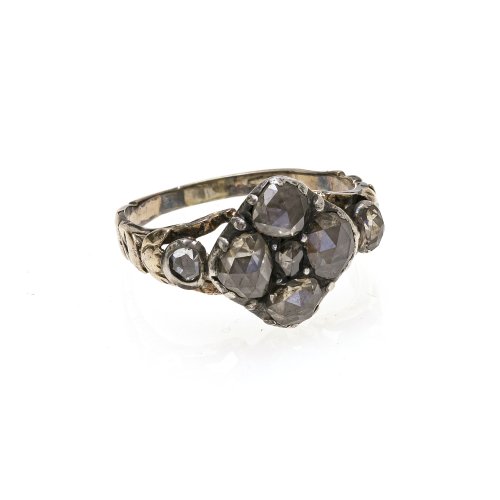 Ring. Diamantbesatz. Alterungsspuren.