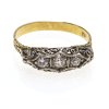 Ring. Gold, Silber, drei Diamanten.