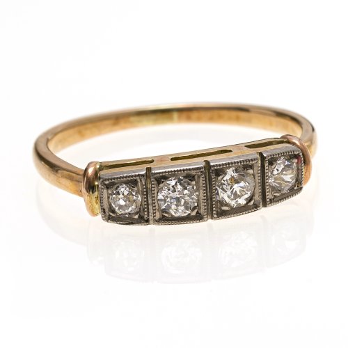 Ring. Gold, vier Diamanten.