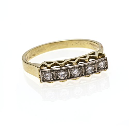 Ring. Gold, fünf Brillanten.