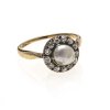 Ring. Gold, Perlenbesatz, Diamantentourage. Schiene leicht fleckig.