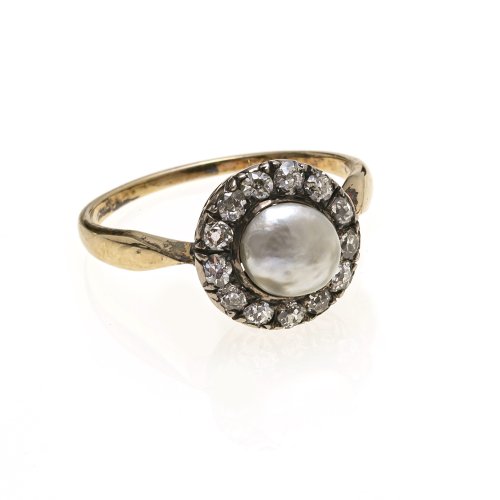 Ring. Gold, Perlenbesatz, Diamantentourage. Schiene leicht fleckig.