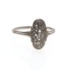Ring. Oval, Weißgold, kleiner Diamant.