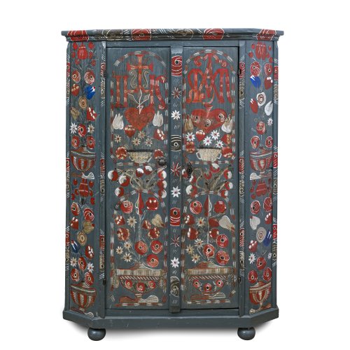 Bauernschrank. Tölz, 19. Jh. Weichholz, übergangene Farbfassung. 170,5 x 125 x 46,5 cm. Min. rest.