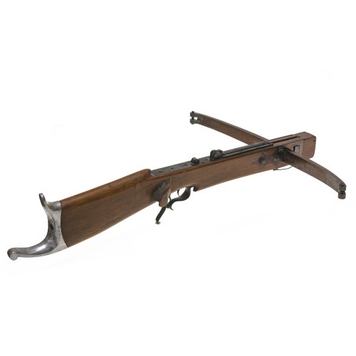 München, Ferdinand Gareissen, Mitte 20. Jh. Schützenarmbrust, eiserner Bogen und eiserne Halterung mit schwerer Stellschraube. Säule aus Nussbaumholz. Drahtsehne fehlt. L. 92 cm. Gebrauchsspuren.