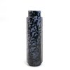 Stangenvase. Keramik, grau und schwarz gemusterte Glasur. H. 26,5 cm.