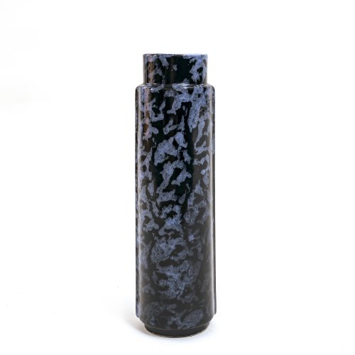 Stangenvase. Keramik, grau und schwarz gemusterte Glasur. H. 26,5 cm.