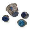 Vier Siegelringe. Silber- bzw. Weißmetallauflage, Steinbesatz. Turkmenistan. Leicht besch., rep.