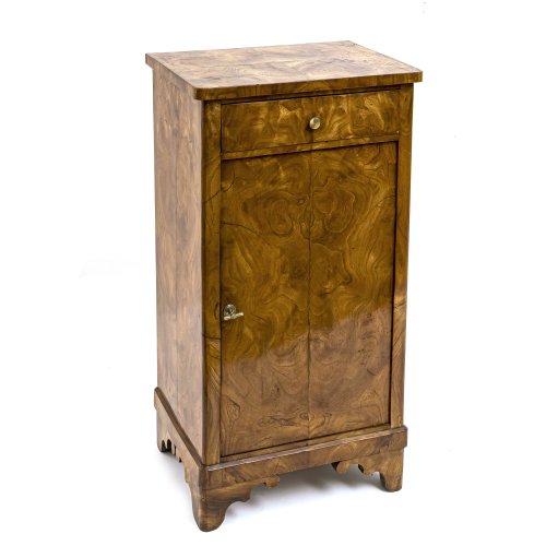 Deutsch, um 1835. Halbschränkchen, Esche furniert. 81 x 40 x 32,5 cm. Rest.