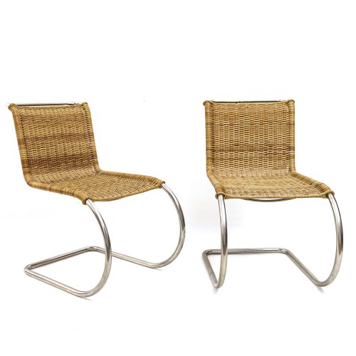Zwei Freischwinger, Bauhausstil. Verchromtes Stahlrohrgestell, Sitz und Lehne aus Korbgeflecht. Nach dem Design von Ludwig Mies van der Rohe. H. 80 cm, Sitzhöhe 45,5 cm. Gebrauchs- und Alterungsspuren.