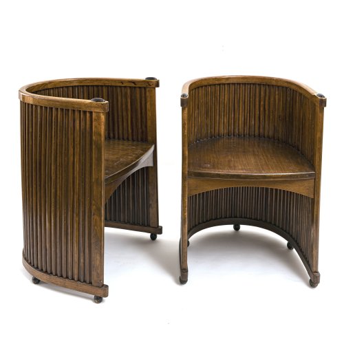 Art Nouveau, Anfang 20. Jh. Zwei Stühle aus gepresstem Holz. Design von Hans Günther Reinstein. H. 74 cm, Sitzhöhe 45 cm. Rest., feine Gebrauchsspuren.