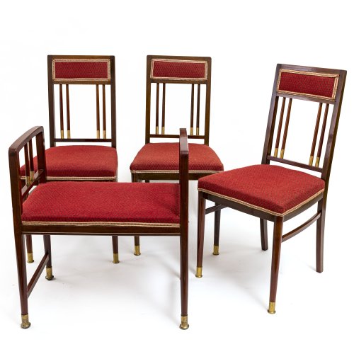 Kleine Sitzgruppe. Um 1905. Entwurf wohl Hans Christiansen, Ausführung Ludwig Schäfer. Drei Stühle und ein Tabouret. Buche, Palisander furniert. Messingbeschläge und Messingfüße. H. 90 cm, Sitzhöhe 46 cm bzw. H. 68,5 cm, Sitzhöhe 44 cm. Rest.