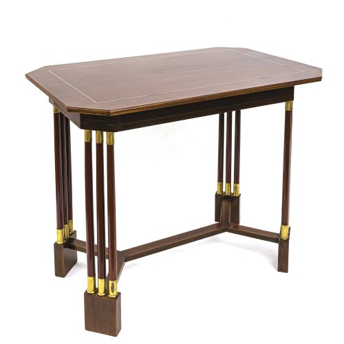 Ein Tisch. Um 1905. Entwurf wohl Hans Christiansen, Ausführung Ludwig Schäfer. Tisch aus Buche, Palisander furniert, teilw. rötlich gefärbt. Messingbeschläge und Messingfüße. 75,5 x 90 x 60 cm. Rest.