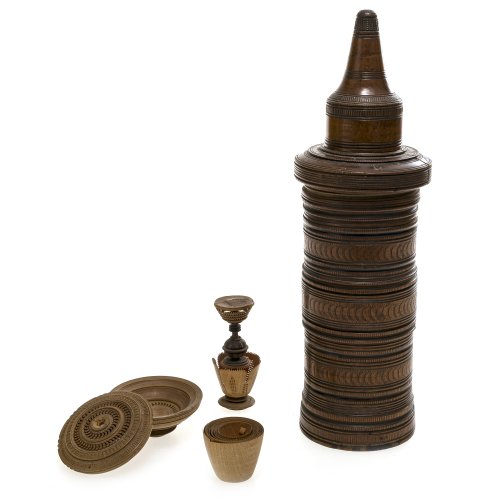 Schraubdose-Futteral und Teile eines Nürnberger Pokals. Am Deckel Riss, best., Pokal unvollständig H. 27 cm.