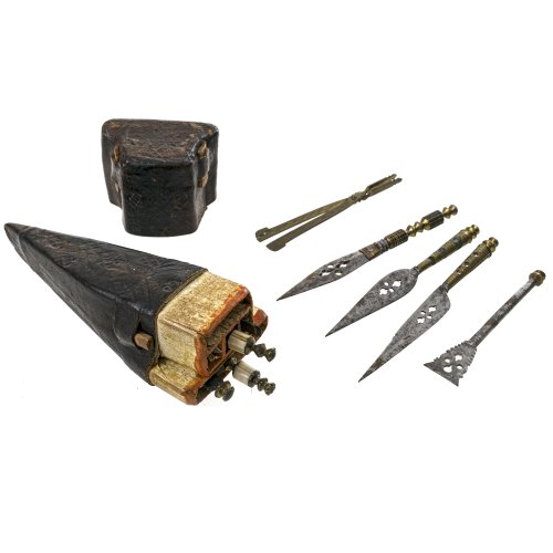 Medizinischer Messersatz im Lederköcher. 9-teilig, im Futteral. Alterungsspuren, leicht best., min. rep. L. Futteral 13 cm.
