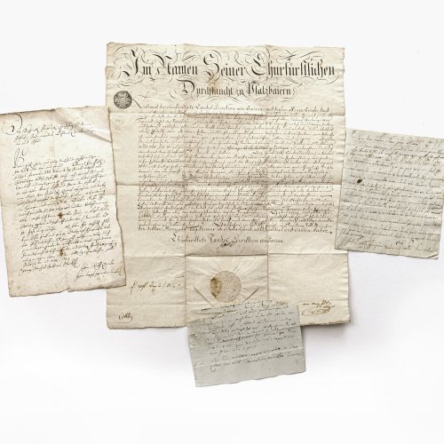 Konvolut an alten Handschriften und Sündenerlass.
18./19. Jh. Zwei Handschriften in Latein und Französisch, darunter Neujahrsgrüße einer Tochter an ihre Eltern in Französisch. Eine deutsche Handschrift mit einem Schreiben des Hochfürstl. Salzurgischen Consistoriums, datiert Salzburg den 27. August 1723. 
Erbrechtsbrief der Churfürstlichen Landes-Direktion von Baiern, um 1804.