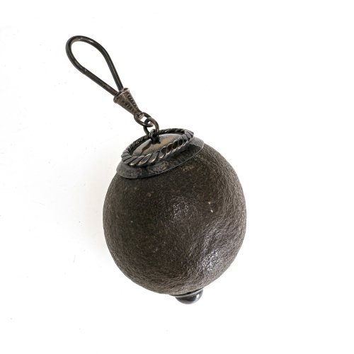 Amulettanhänger: Bezoar. Alpenländisch. L. 13 cm.