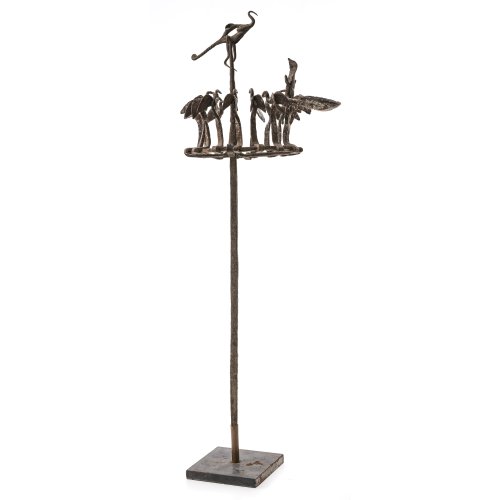 Kulteisen/Medizinstab mit Vogelkranz. Nigeria. Eisen. H. 67 cm. Verwitterungsspuren.