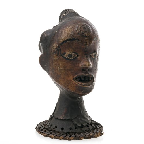 Tanzaufsatz in Form eines Mädchenkopfes. Nigeria. Holz, Lederbezug, bemalt. Leicht besch. H. 25 cm.