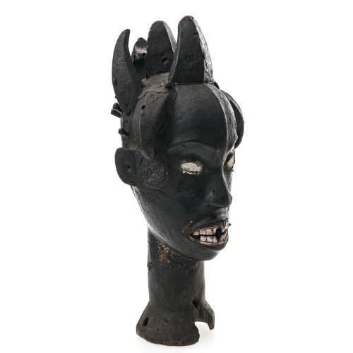 Tanzaufsatz in Form eines weiblichen Kopfes. Nigeria. Holz, Lederbezug. Verwitterungsspuren, besch. H. 41 cm.