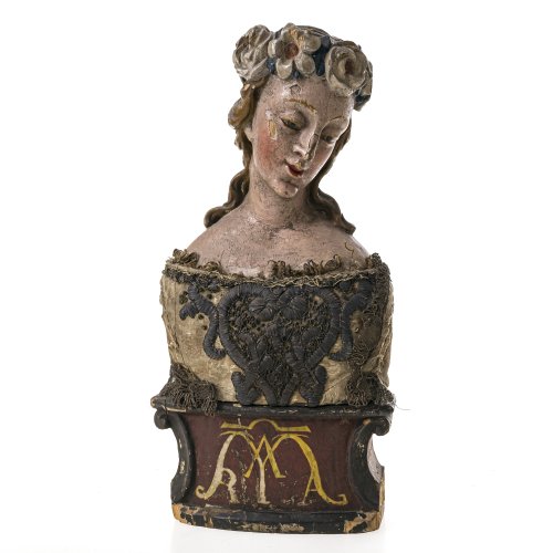 Marienbüste (Typus der Wessobrunner Gnadenmaria). Holz, übergangene Farbfassung, textile Dekoration. Besch. H. 34 cm.