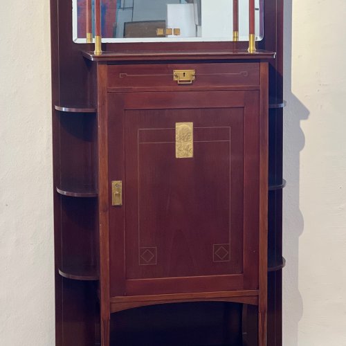 Anrichte mit Spiegel (Etagere). Um 1905. Entwurf wohl Hans Christiansen, Ausführung Ludwig Schäfer. Ein Anrichte. Buche, Palisander furniert. 182 x 90 x 33 cm. Rest., Gebrauchsspuren.