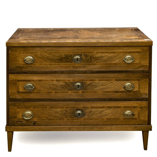 Süddeutsch, um 1800. Kommode. Nussbaum furniert. Dreischübig. 88,5 x 112,5 x 54 cm. Gebrauchsspuren. Rest.