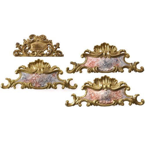 Vier Kartuschen mit Muschelornamentik. Holz, vergoldet. Best., tw. rep.