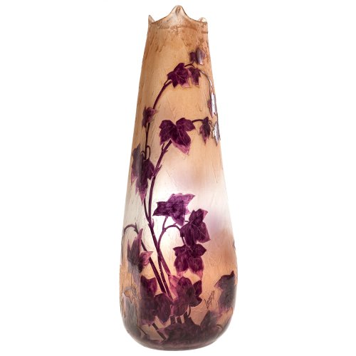 Vase. Überfangglas, Weinrot über Rosé, Efeuranken. Min. best. H. 43 cm.
