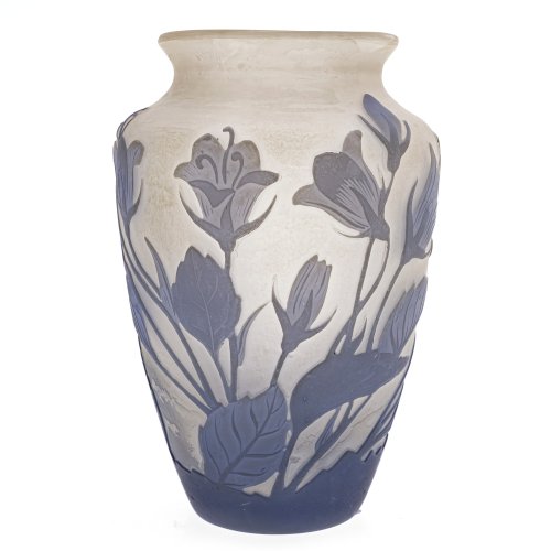Vase. Überfangglas mit blauem Glockenblumendekor. Bez. Gallé. H. 12 cm.