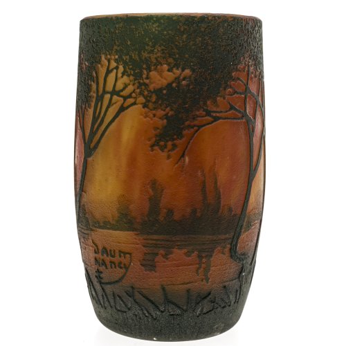 Kleine Vase. Überfangdekor. Umlaufender Seelandschaftsdekor. Bez. Daum Nancy. H. 8,5 cm.