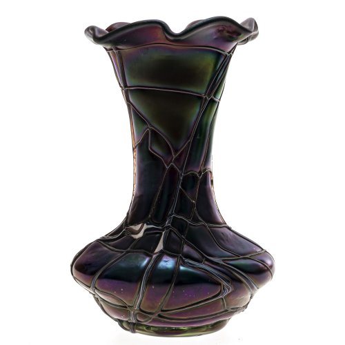 Vase. Irisierendes, violett-grünes Glas. H. 16 cm.  Min. best.