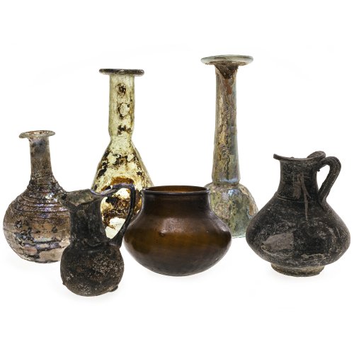 Konvolut Ausgrabungen: fünf Glasgefäße und ein Tongefäß.  Römisch. Tw. besch. H. 6-14 cm.