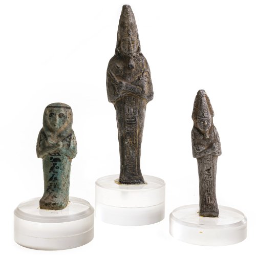Drei ägyptische Statuetten (Ausgrabungen) Ton. Eine rep. H. 10-19,5 cm.
